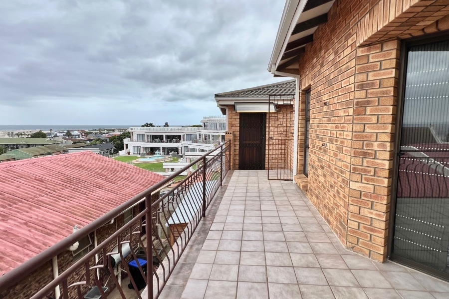 7 Bedroom Property for Sale in Wavecrest Eastern Cape